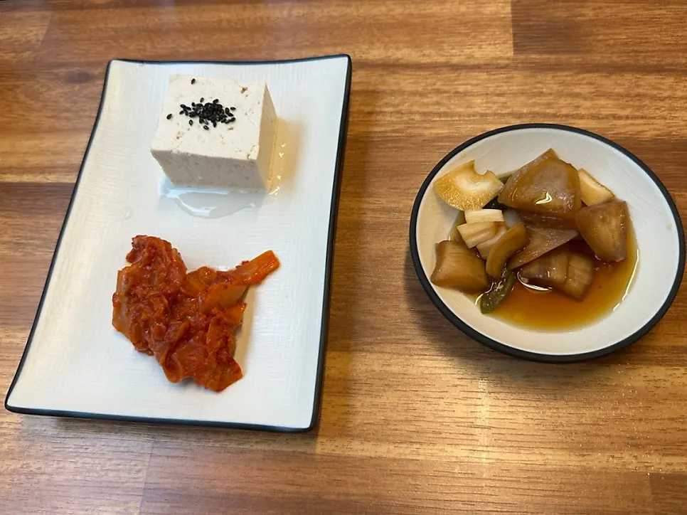 Basic side dishes: tofu kimchi and pickled onion