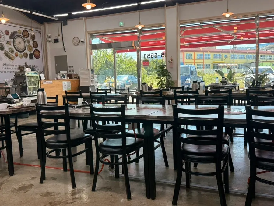 Spacious table seating at Jogane Sotbap