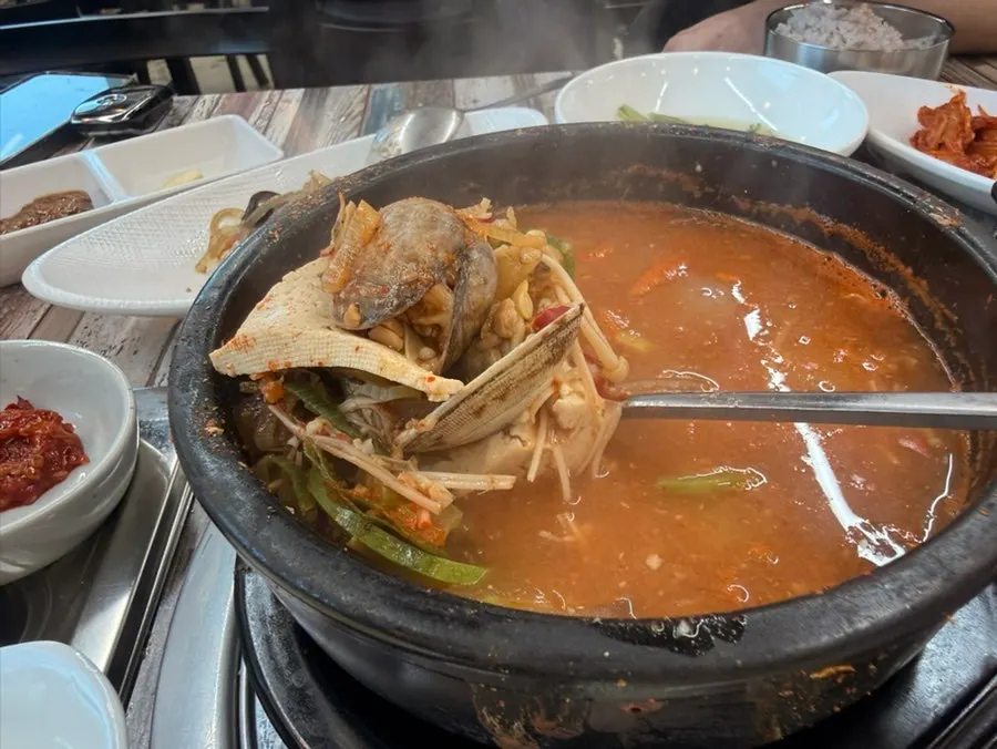 Clam doenjang soup with a sotbap set meal