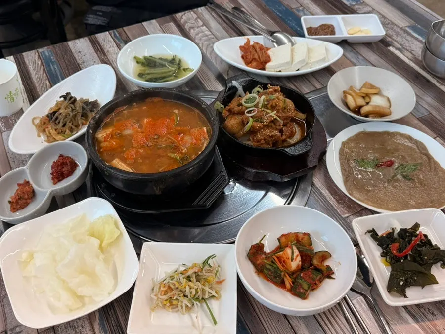 Spicy stir-fried pork and buckwheat pancake side dishes