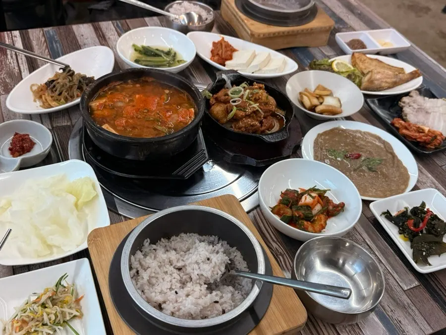 Doenjang stew and spicy stir-fried pork spread