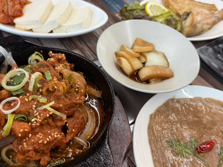 Boiled pork served with kimchi
