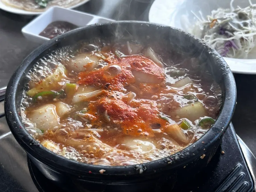 Doenjang-jjigae with zucchini, tofu, and clams