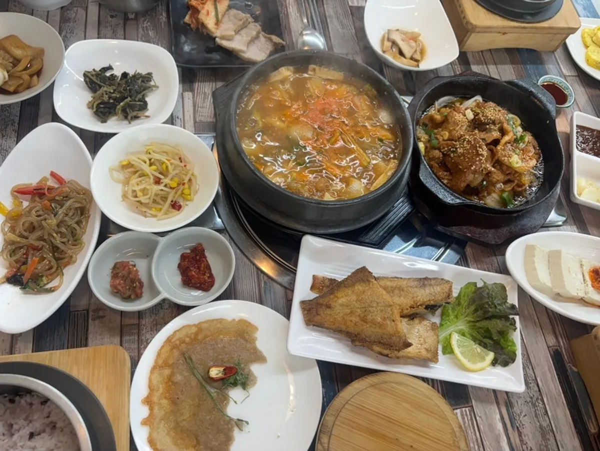 Opened sotbap pot alongside the full set menu spread