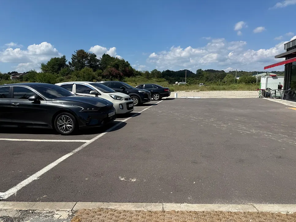 Large parking lot in front of Jogane Sotbap