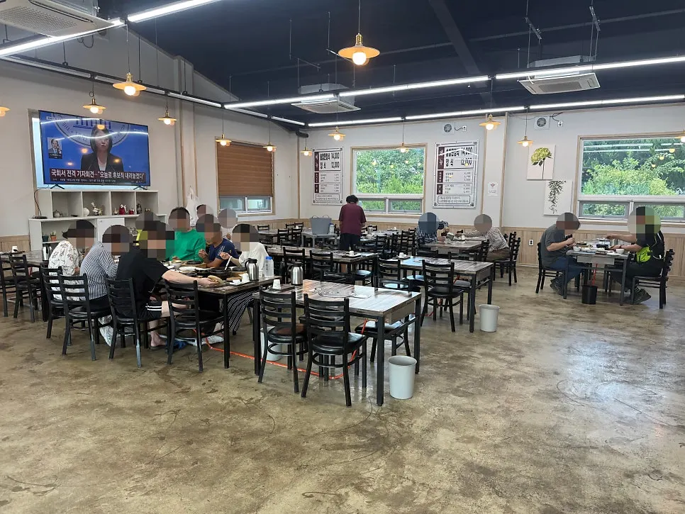 Spacious, clean interior of Jogane Sotbap
