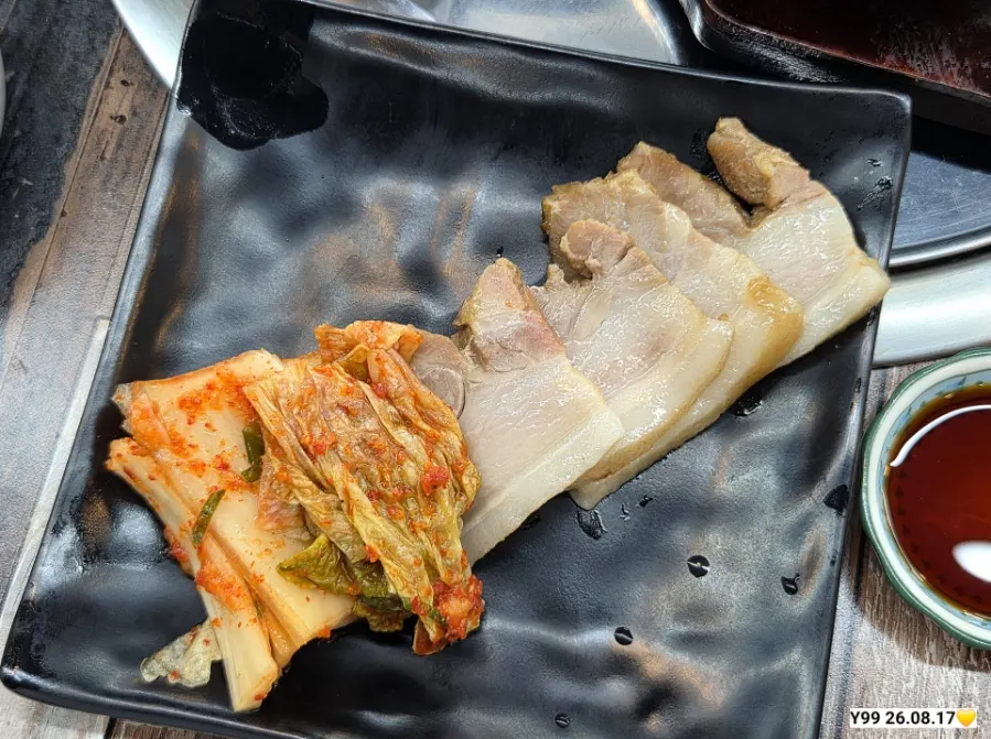 そばのチヂミと豆腐キムチなどのおかず