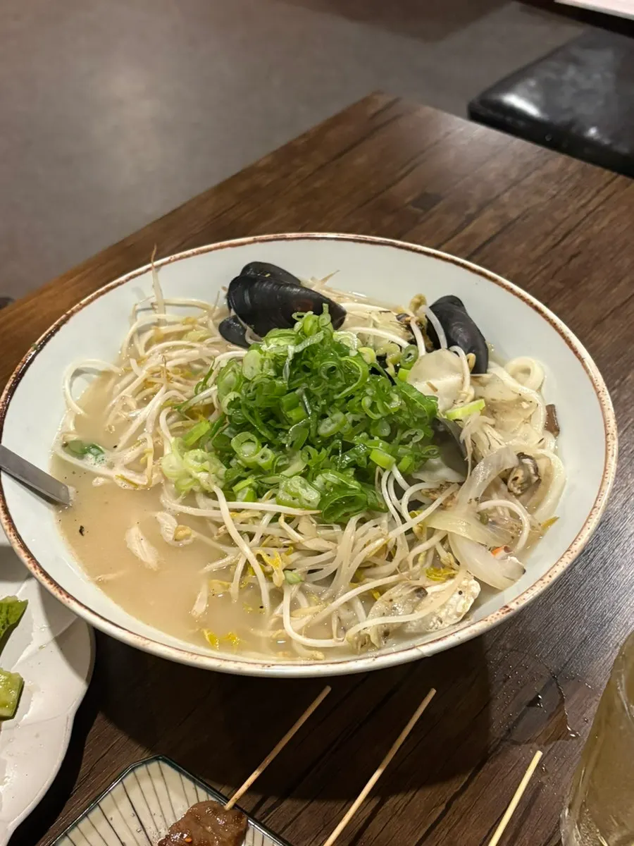 야키토리 꼬치와 하이볼이 놓인 테이블