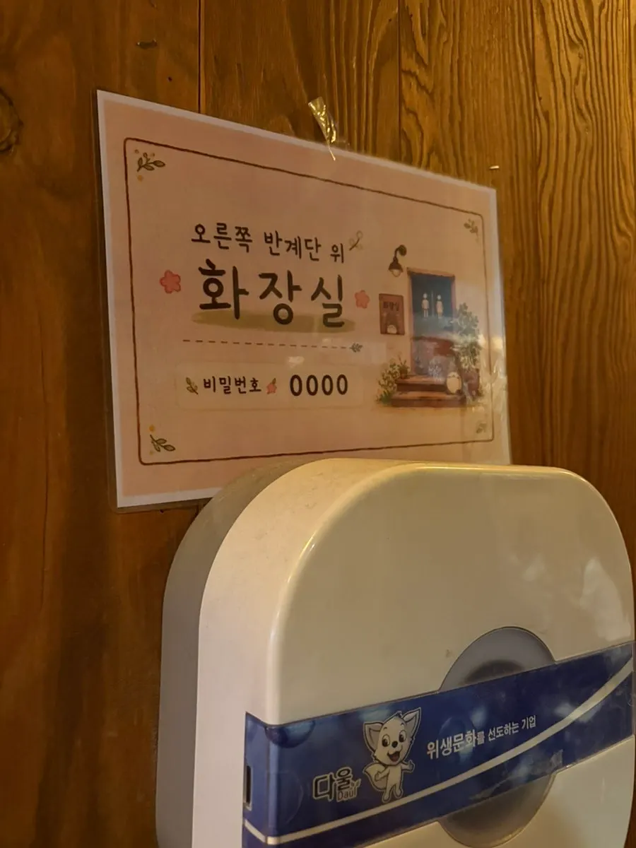 짬뽕과 꼬치를 함께 놓은 이자카야 테이블