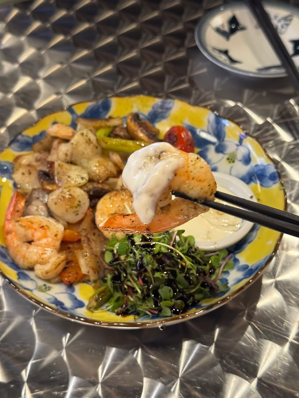 Butter-grilled shrimp and scallops with sauce and vegetables