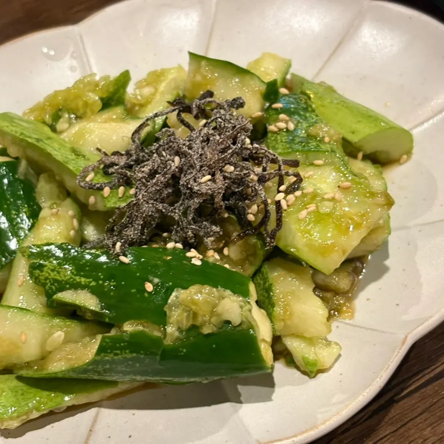 오이타다끼 위에 올려진 검은 미역