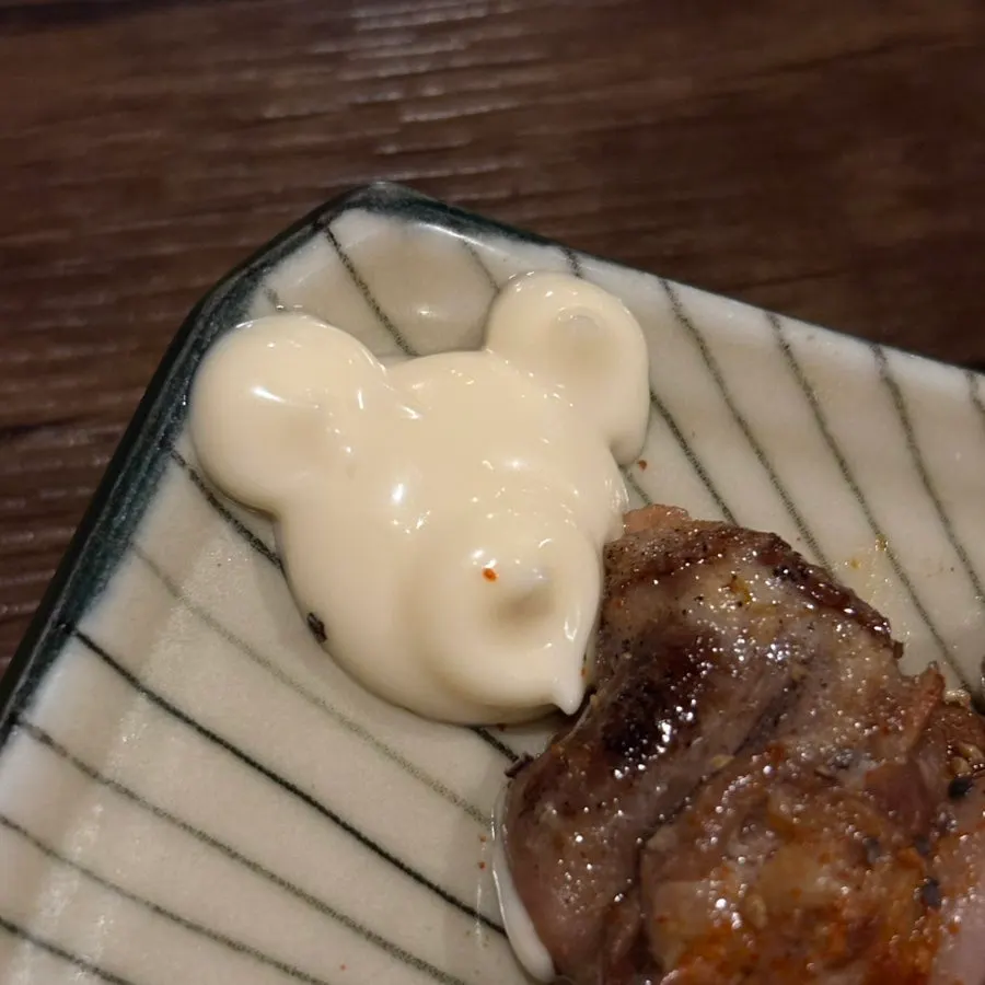 야키토리에 올려진 곰돌이 모양 장식