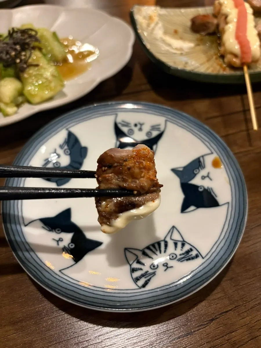 곰돌이 장식과 고양이 접시가 함께 놓인 상차림
