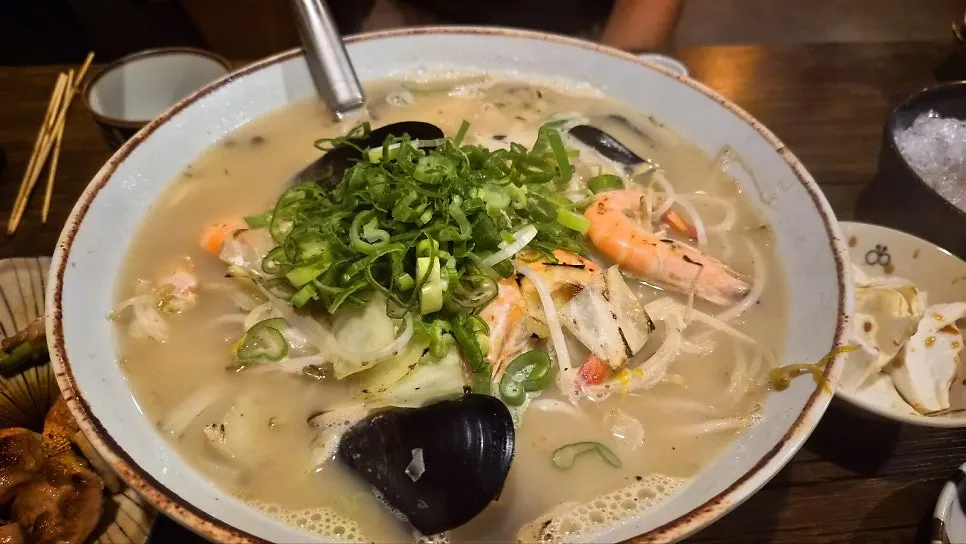 海鮮と野菜が入った長崎ちゃんぽんの白濁スープ