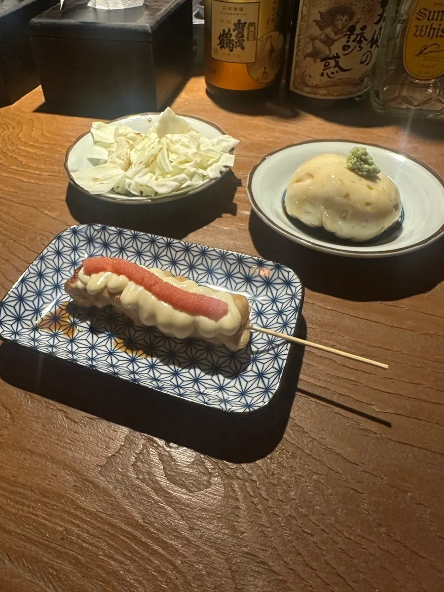 다찌석에 차려진 오코노미야끼와 술