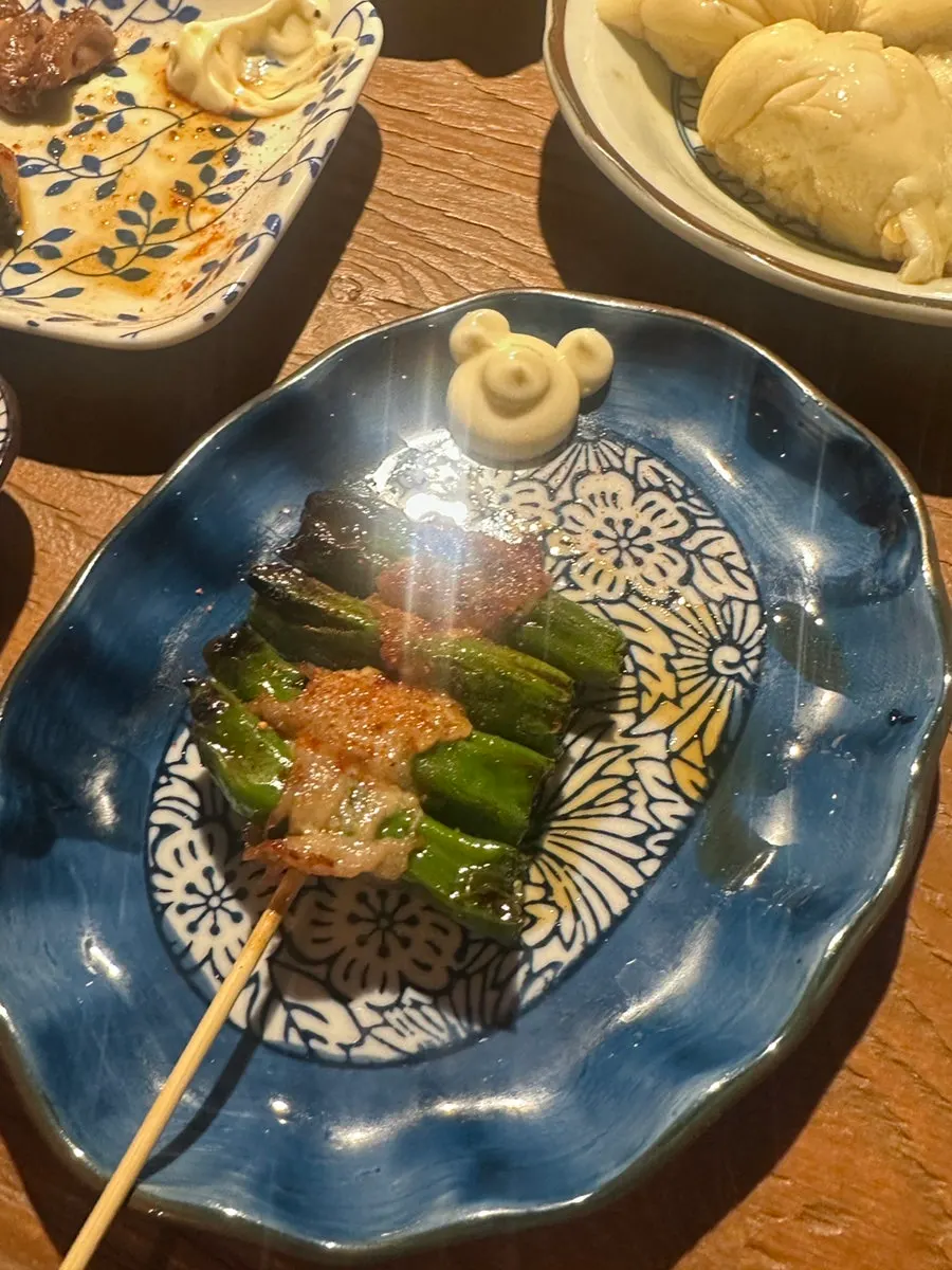 야키토리 꼬치를 집어 든 모습