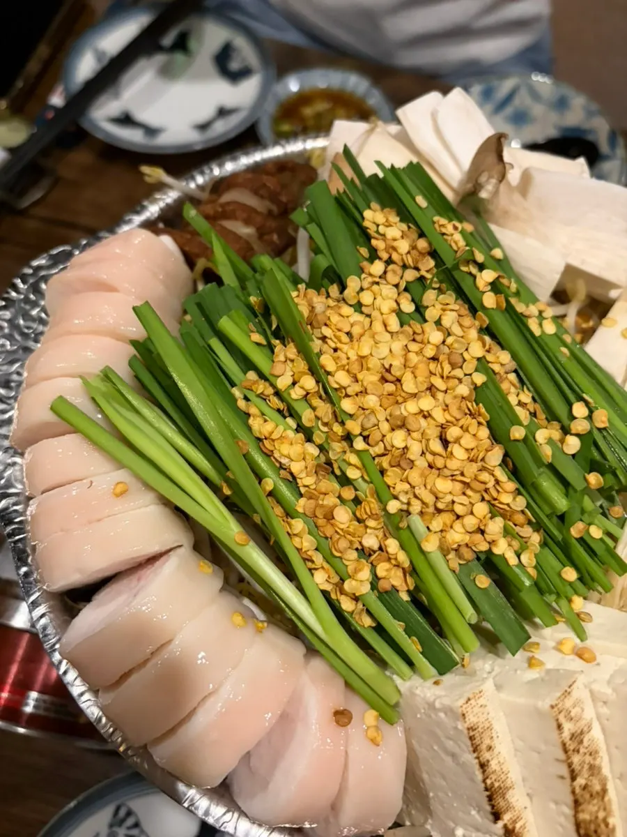대창과 숙주가 담긴 모츠나베