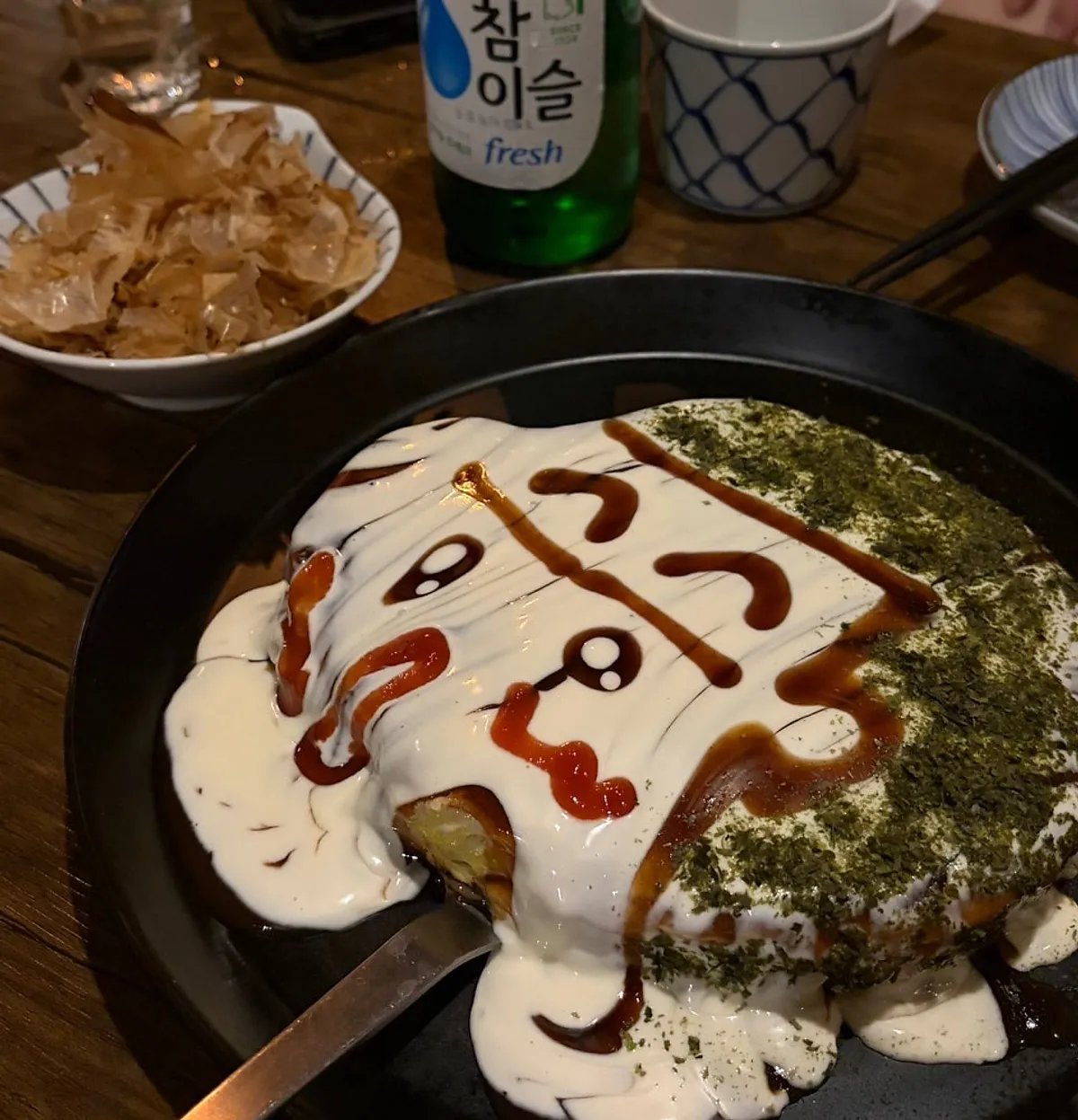 캐릭터 그림이 그려진 수제 반죽 해물 오꼬노미야끼