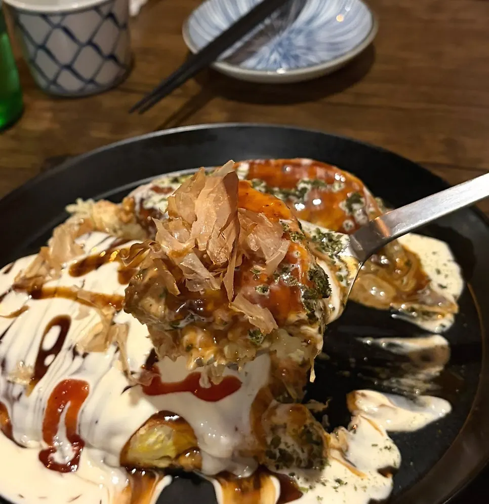 조각으로 자른 오꼬노미야끼 단면
