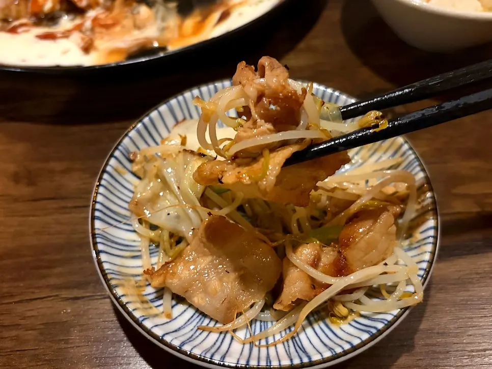 접시에 덜어 담은 삼겹살 숙주 볶음 한 입