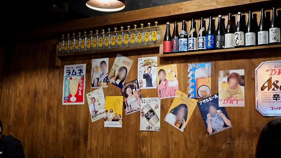 테이블 위쪽에 진열된 피규어와 술병