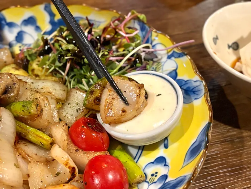Seafood dish served alongside skewers