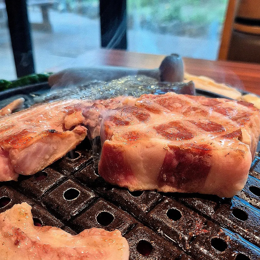 Grilled black pork with basic side dishes