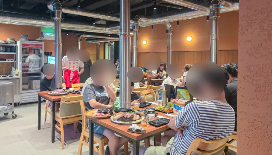 넓고 깔끔한 흑돼지 식당 내부