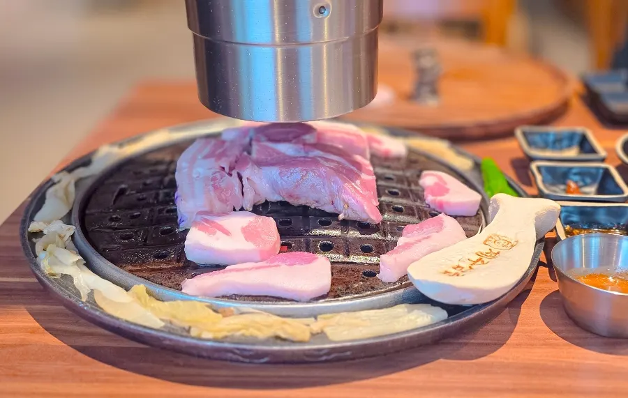 포도나무 훈연 향의 도톰한 흑돼지