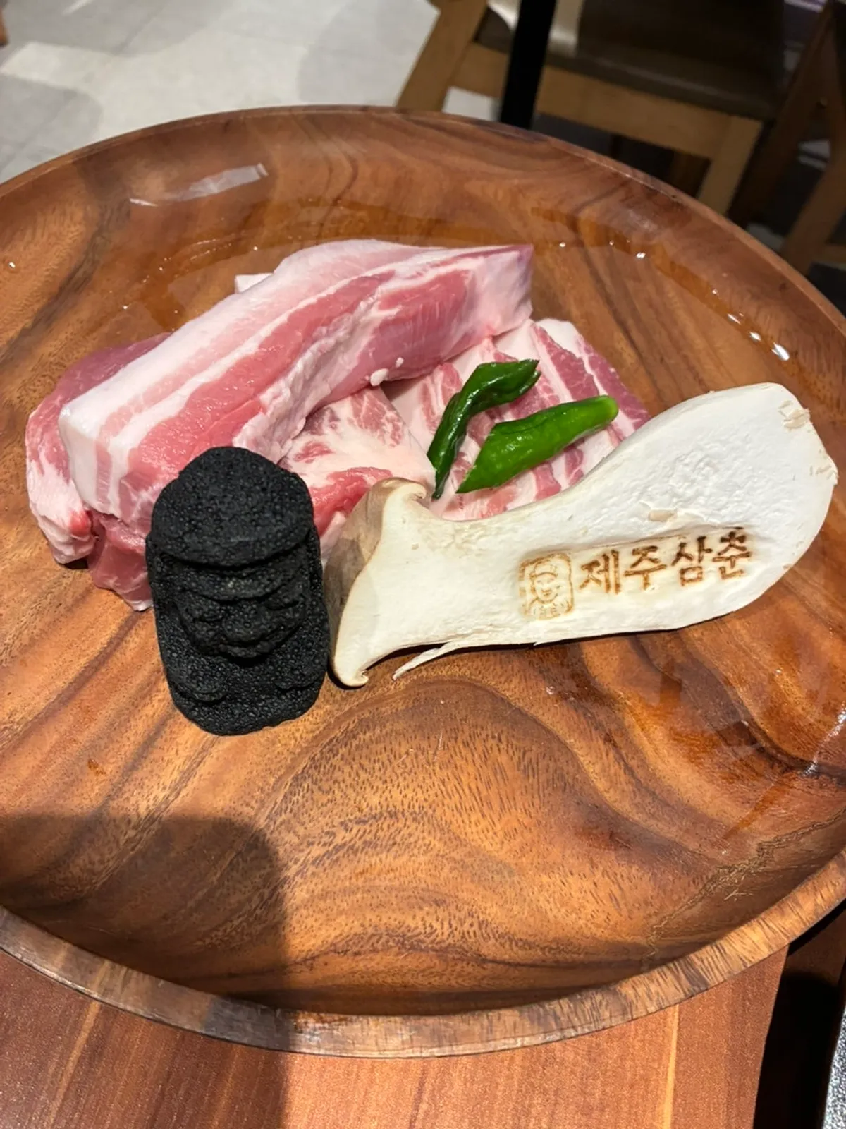태블릿 주문과 기본찬이 깔린 테이블