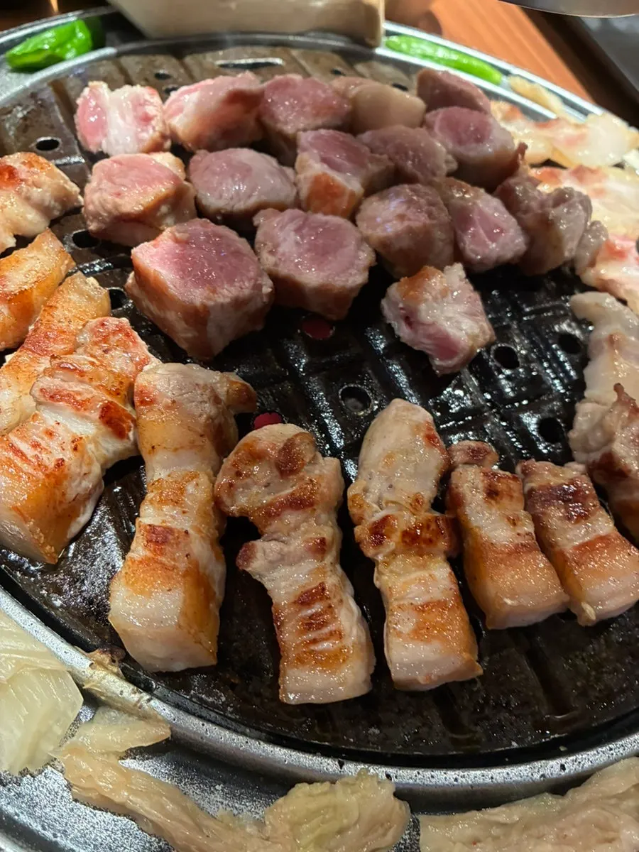 불판에 오른 두툼한 흑돼지와 새송이버섯, 꽈리고추
