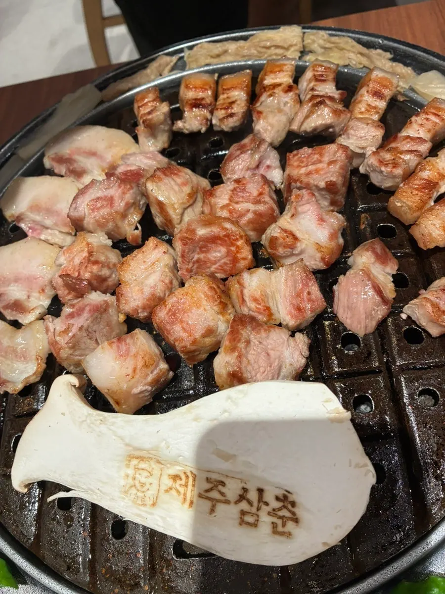 직원이 구워주는 흑돼지 구이