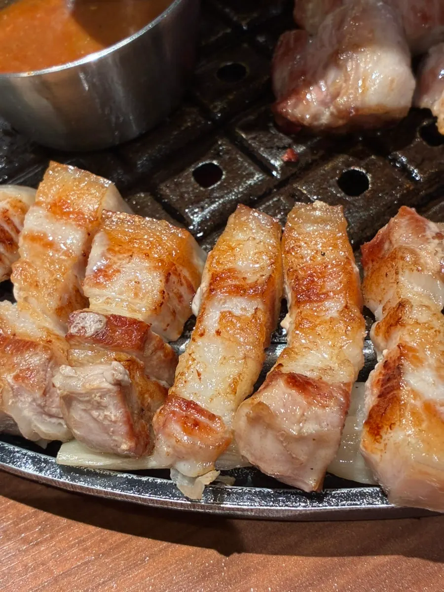 노릇하게 익은 흑돼지 한 점