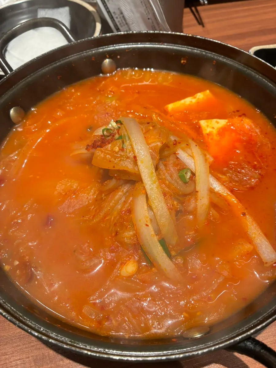 겉절이와 구운 김치를 올린 고기 쌈