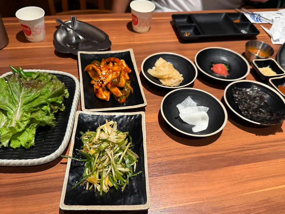 Side dishes and sauces served with black pork