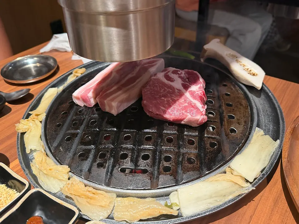 Pork neck and five-layer pork belly grilled by staff
