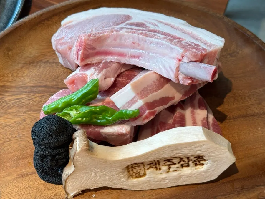 A Hamdeok black pork meal before visiting Jeju Samchun