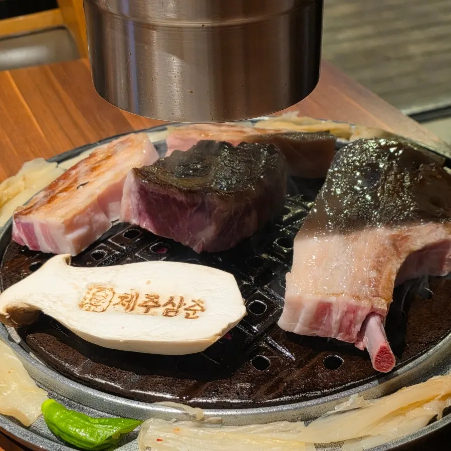 고기가 들어간 김치찌개와 공기밥
