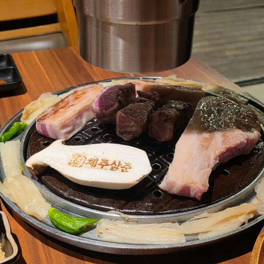 직원이 불판에 흑돼지를 올리는 모습
