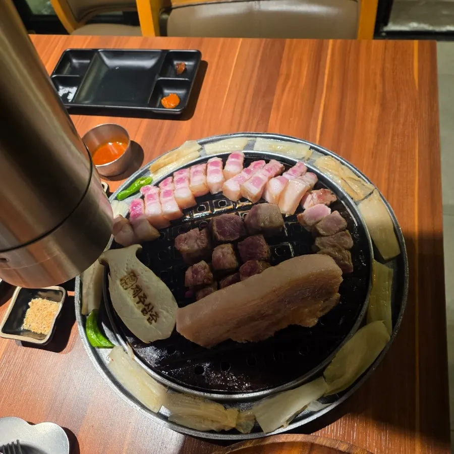 먹기 좋은 크기로 잘린 흑돼지 구이