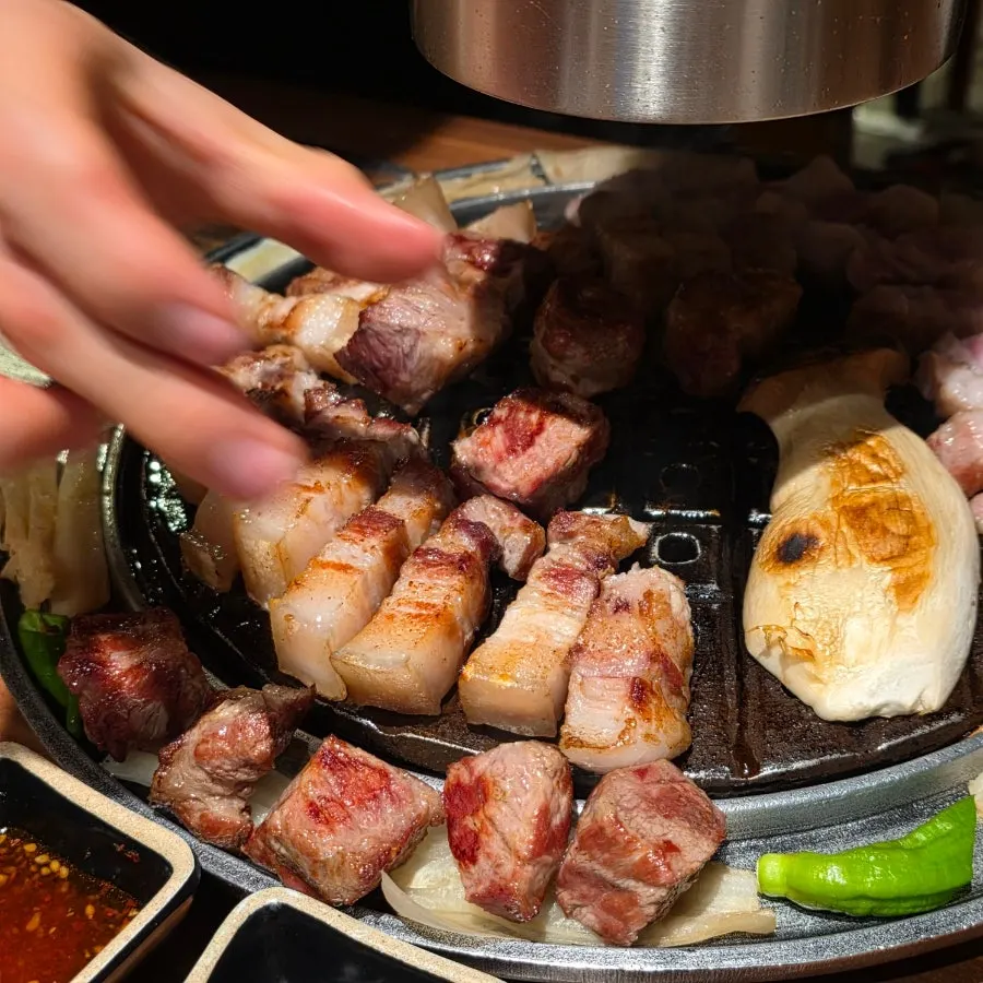 흑돼지 구이와 꽈리고추 묵은지
