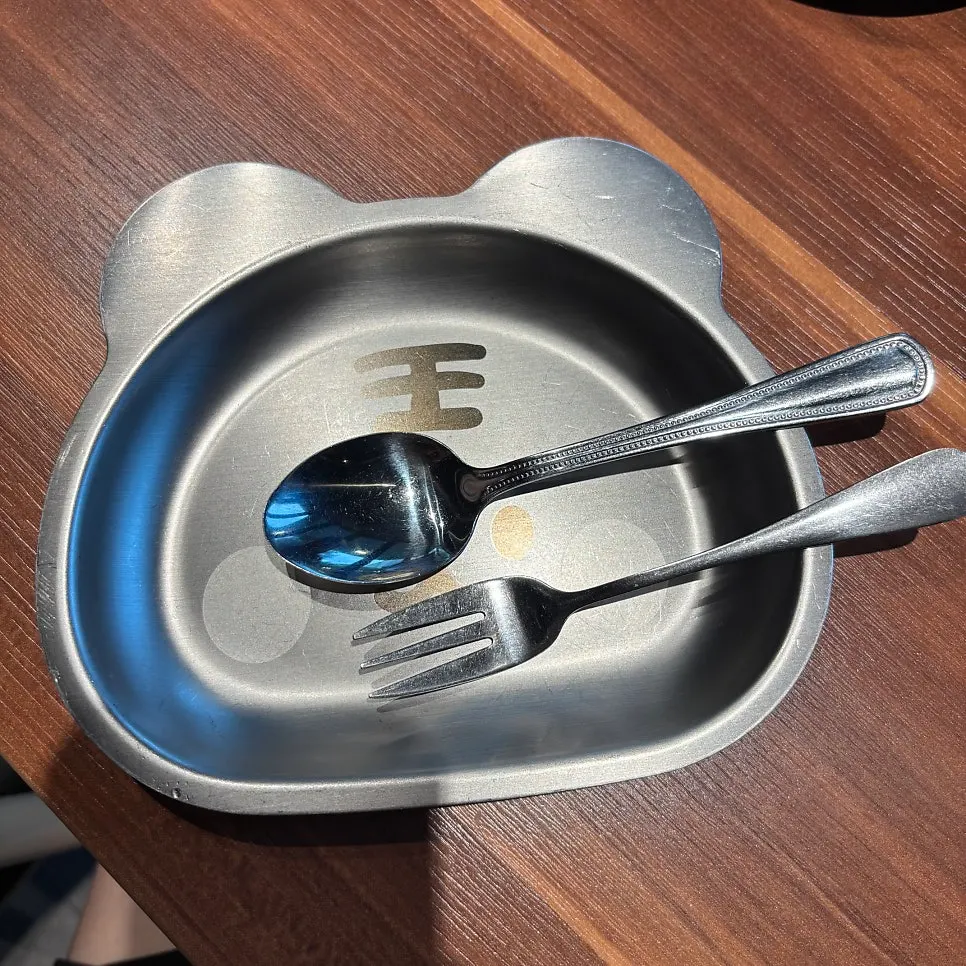 Chỗ ngồi sạch sẽ bên trong quán thịt nướng