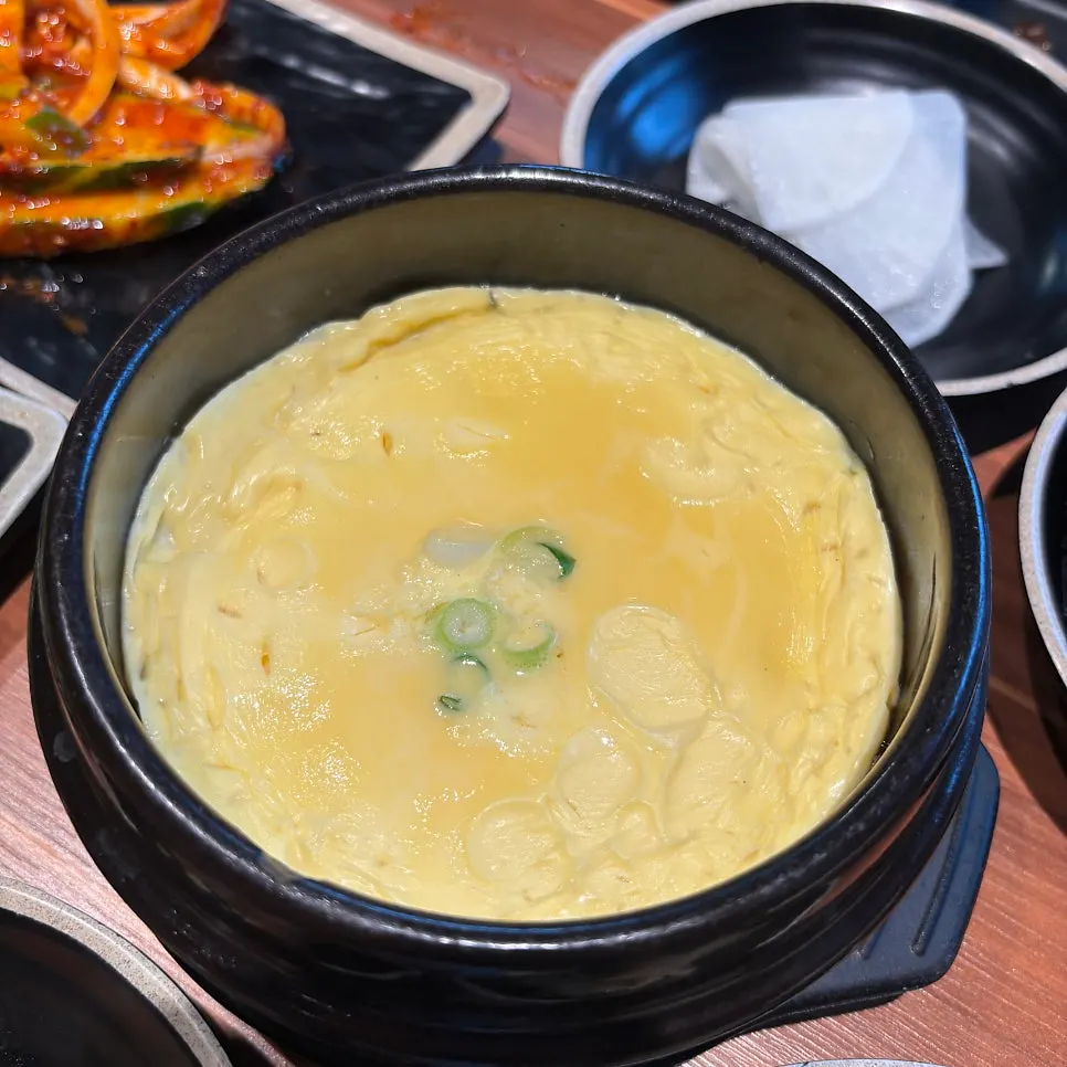 Kim chi trắng được nướng cùng thịt heo đen trên vỉ