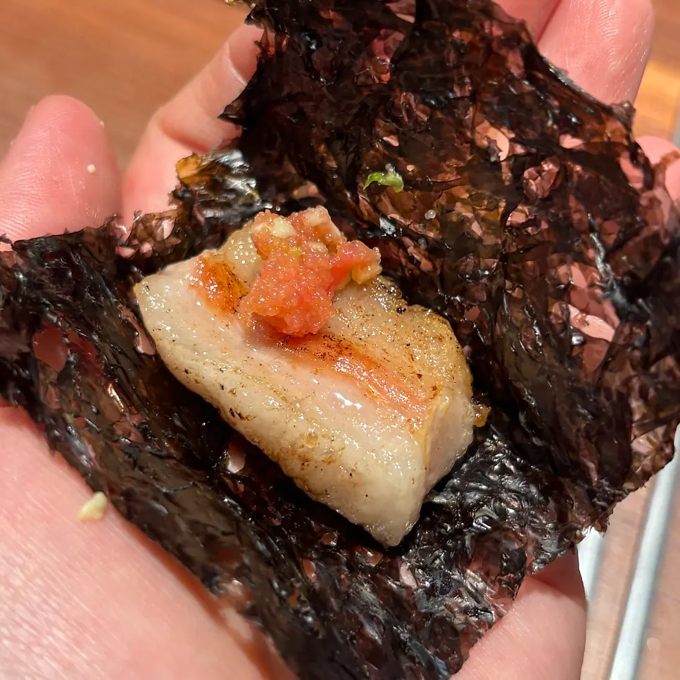 Miếng hangjeongsal chấm mắm
