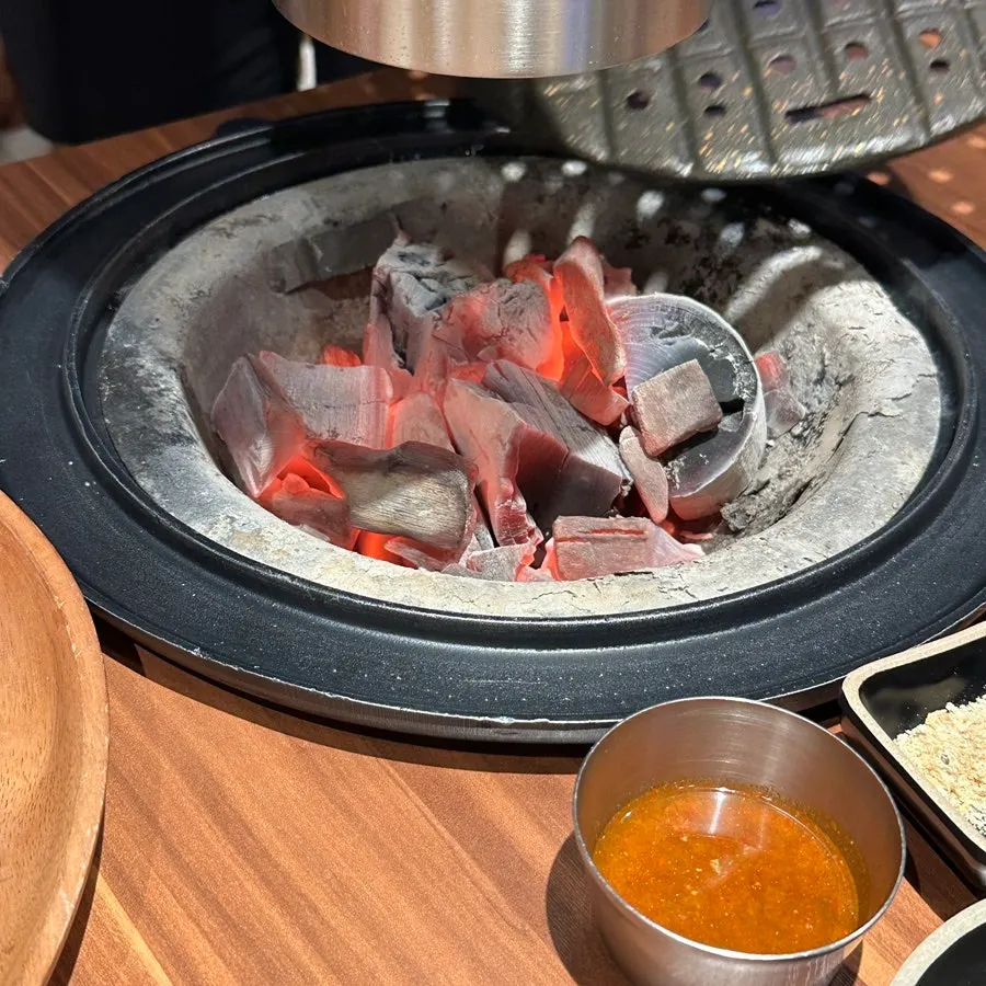 돌하르방 미니어처와 함께 서빙된 흑돼지 생고기