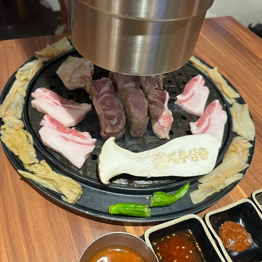 흑돼지와 함께 구워지는 묵은지와 버섯