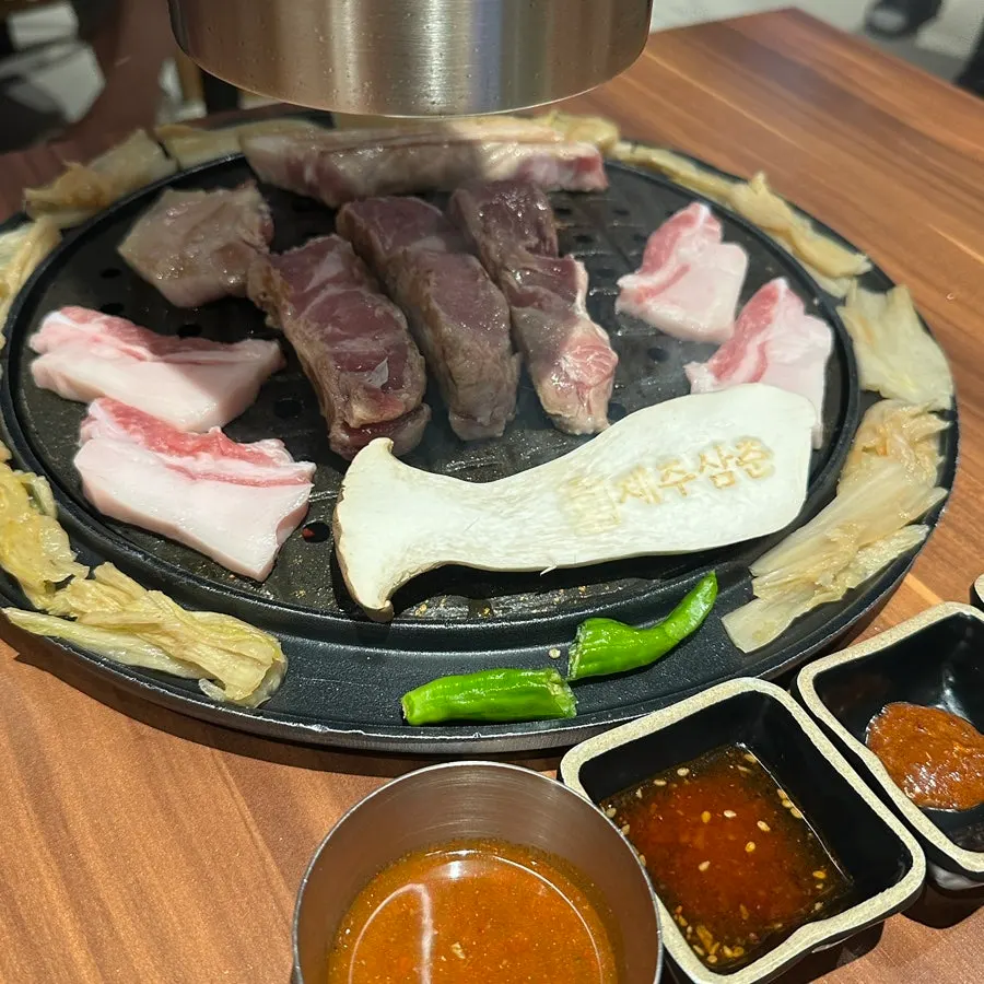 불판 가장자리에 가지런히 정리된 흑돼지