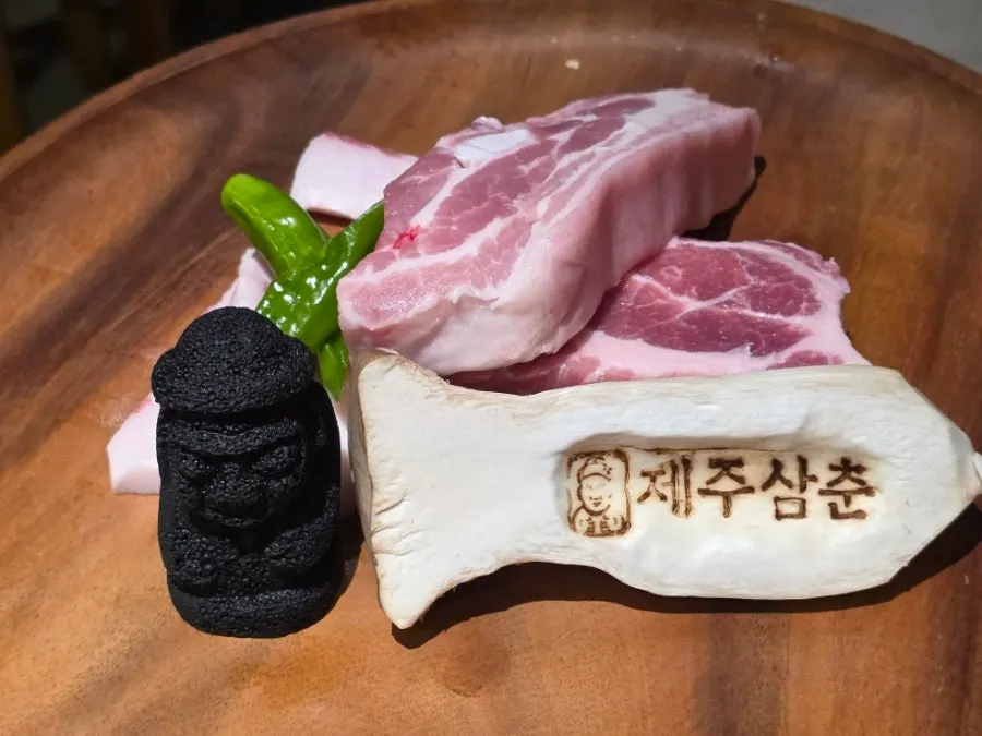 Jocha Set meat plated with a dol hareubang figure