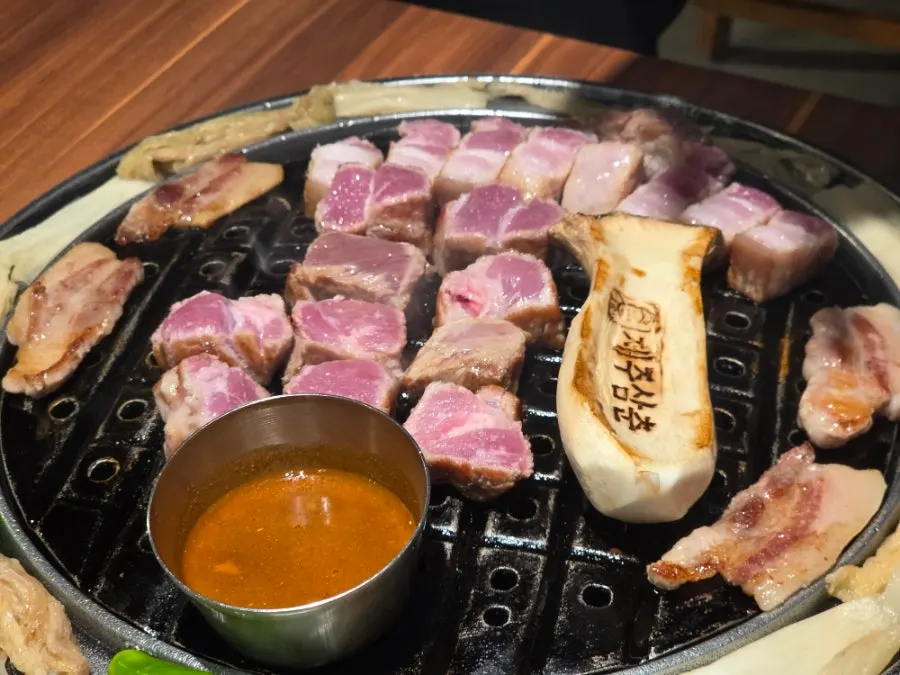 Black pork cut into bite-sized pieces while cooking