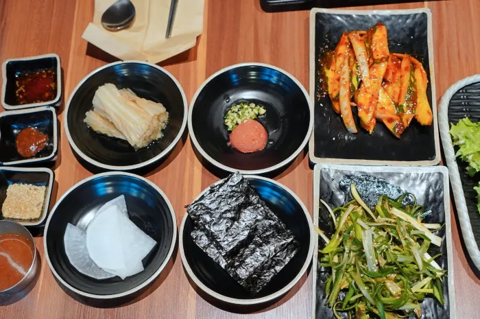 Basic side dishes: wrap vegetables, garlic, and chili peppers